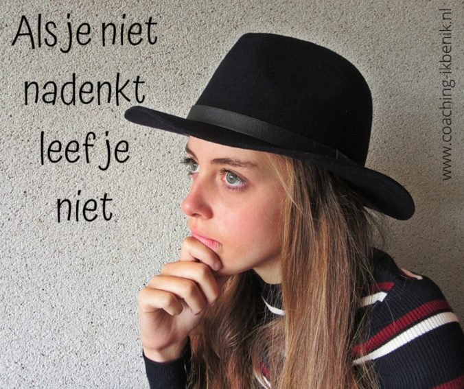 nadenkend meisje met tekst: als je niet nadenkt leef je niet